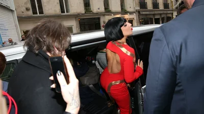 Леди Гага в кровавом наряде покинула Париж