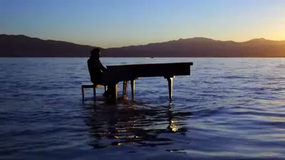 Обалдеть! Удивительный парень играет на рояле в море