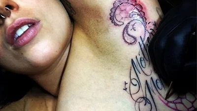 Не круто: Lady Gaga сделала татуировку под мышкой 