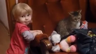 Смешная малышка испугалась кота