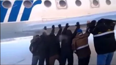 Суровая Россия: народ толкает самолет, чтобы он взлетел