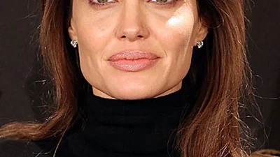 Анджелина Джоли удивила скромным черным образом