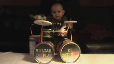 Забавный малыш отрывается на барабанах