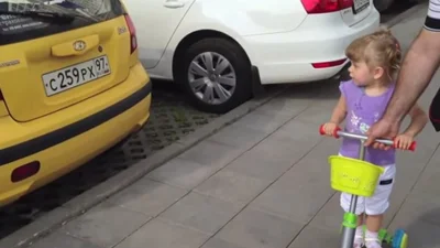Невероятно: двухлетняя малышка знает все марки машин в мире