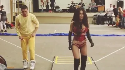 Солістка гурту "Вінтаж" тренується перед концертом