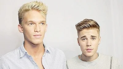 Justin Bieber и Cody Simpson вживую поют новый сингл "Home To Mama"