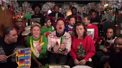 Джимми Фэллон, One Direction и The Roots поздравили с Рождеством