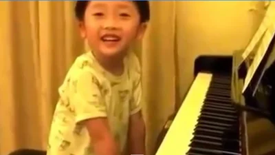 Удивительно талантливый мальчик играет как Моцарт