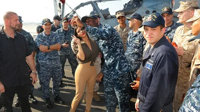 Ким Кардашьян наделала много шуму своей попой борту авианосца 
