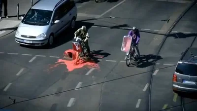 Изумительно: парни разукрасили дороги в яркие цвета