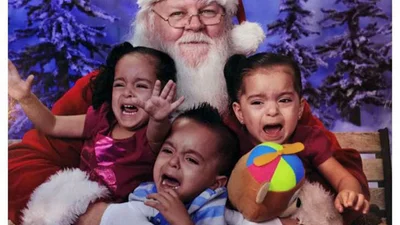 Смешные фото малышей: Не все дети любят Деда Мороза