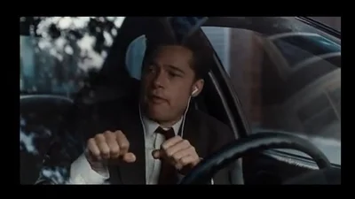 Брэд Питт  танцует в машине со жвачкой во рту