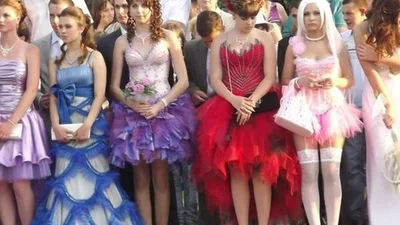 Школьные времена: самые нелепые платья выпускниц