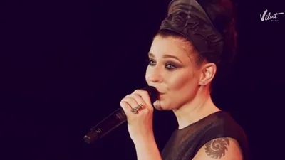 Йолка шикарно заспівала наживо на сольному концерті