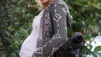 Беременная Шакира показала большой животик