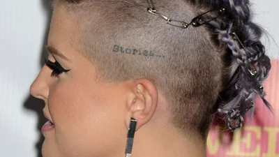 Келли Осборн сделала прическу панк с булавками