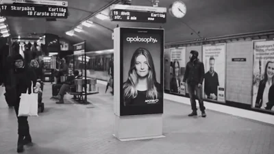 Уникальная живая реклама в метро шокировала пассажиров