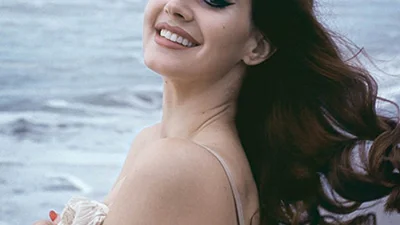 Лана Дель Рей в романтической фотосессии возле океана