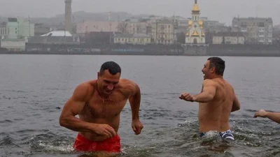 Братья Кличко искупались в Днепре на Крещение