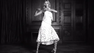 Модель Карли Клосс дала уроки танцев