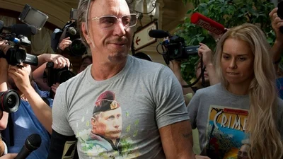 Микки Рурк получил 50 тысяч долларов за футболку с Путиным