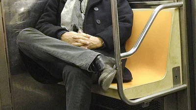 Том Хэнкс любит ездить в метро