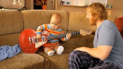 Удивительный малыш круто играет на гитаре
