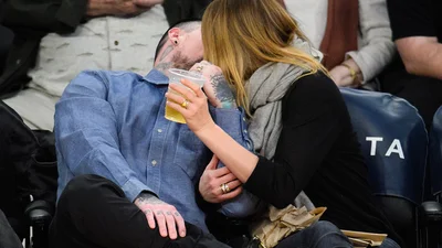 Кэмерон Диас поцеловалась с мужем на баскетбольном матче