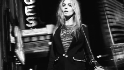 Кара Делевинь подалась в журналистику