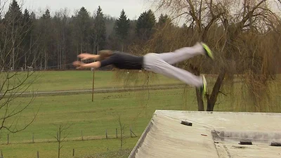 Парень-экстремал делает нереальеные прыжки