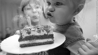 Торт эпично испортил день рождения малышам