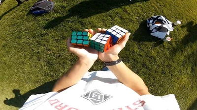 Гениальный парень сложил самый сложный кубик Рубика