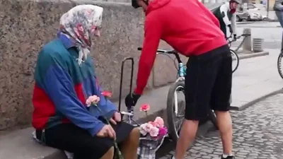 Нереальная бабуленька трюкачит на велосипеде