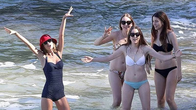 Тейлор Свифт затмила своих подруг на пляже 