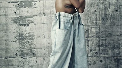 В стиле шальных 90-х: Рианна снялась топлес в мужских джинсах