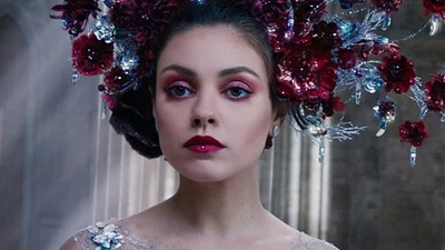 Міла Куніс показала ідеальну форму у фантастичному бойовику