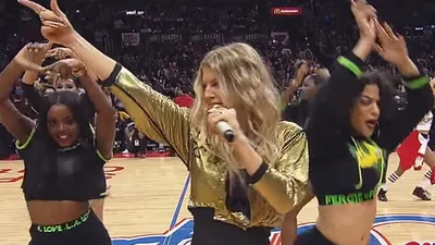 Fergie удивила фанатов флеш-мобом  на баскетбольном матче
