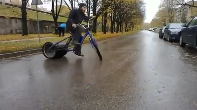 Странный парень прокатился на велосипеде с трубой