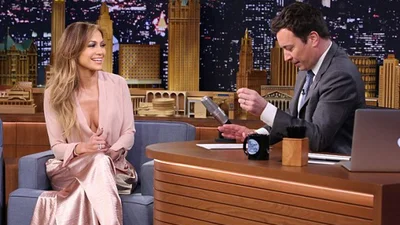 Дженнифер Лопес любит глубокие декольте и нежные оттенки