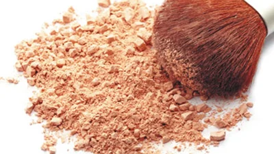 Девичьи хитрости: как склеить разбившуюся пудру