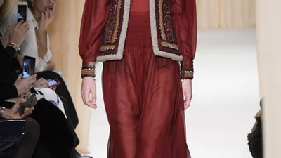 Valentino одел своих моделей в вышиванки и жупаны