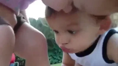 Мимишный малыш поцелуями лечит коленки своей подружке