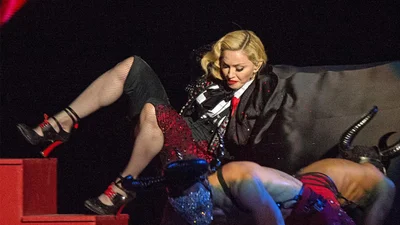 Падают звезды: Мадонна навернулась со сцены