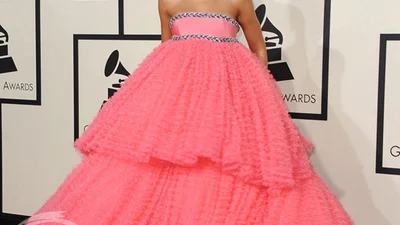 Фотожабы: Знаменитости примеряли розовое платье-мочалку Рианны