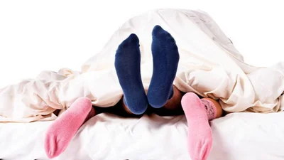 Достичь оргазма помогут теплые носки