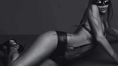 Рианна показала грудь в эротической фотосессии