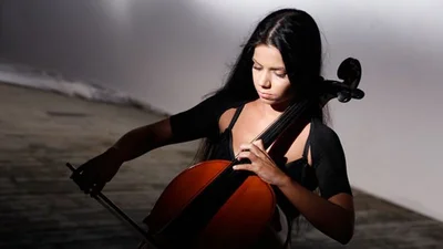 Б'янка показала майстерне володіння віолончеллю