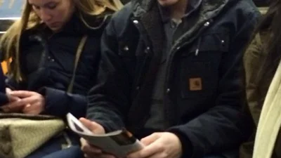 Новая фишка: сексуальные парни читают в метро