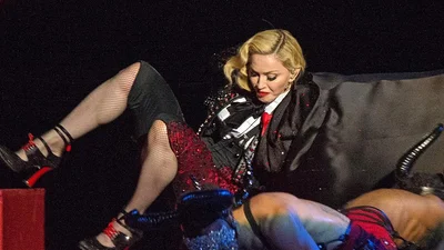 Звезда упала: Мадонна свалилась с лестницы на сцене