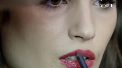 Ведущий визажист Vogue показал макияж из красной дорожки